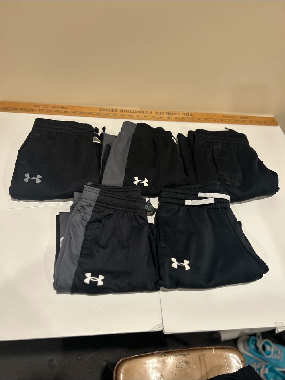 BOYS medium Under Armour Sweatpants lot